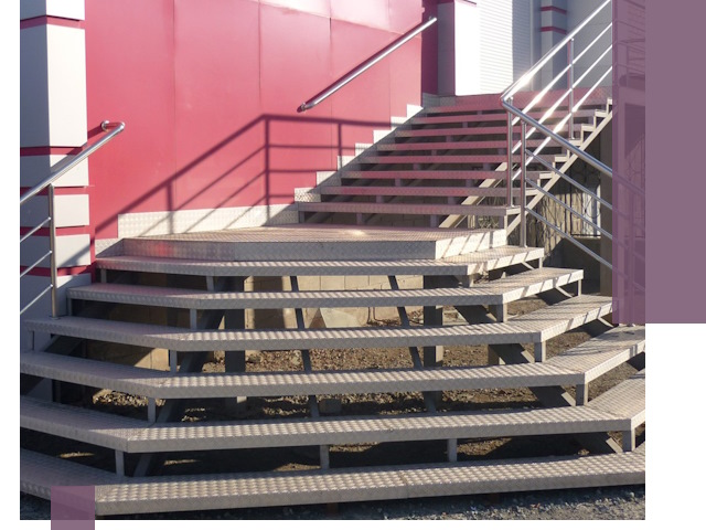 Лестницы для магазина в Омске — изготовление и монтаж