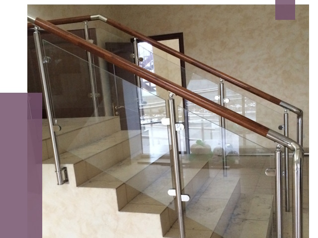 Комбинированные перила из металла и дерева в Омске