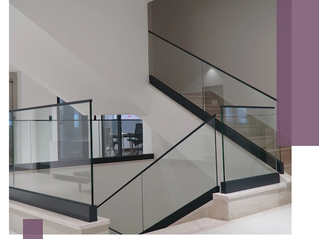 Стеклянные перила премиум-класса с установкой в Омске