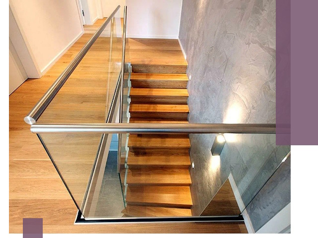 Перила для лестницы в доме — изготовление и монтаж в Омске