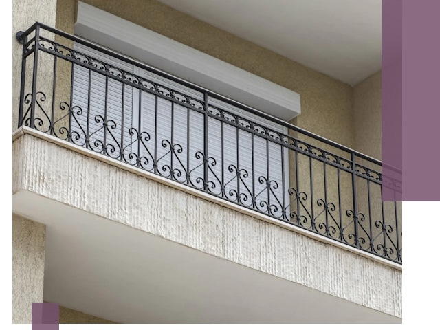 Балконные ограждения из металла и стекла в Омске для домов