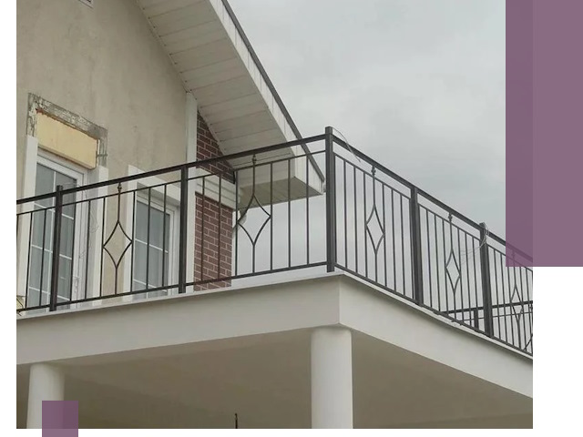 Изготовление балконных ограждений в Омске из металла и стекла