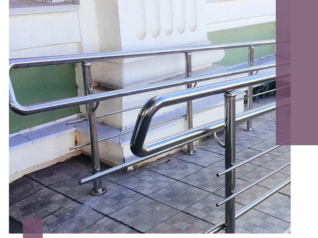 Ограждения пандусов из металла и нержавейки в Омске