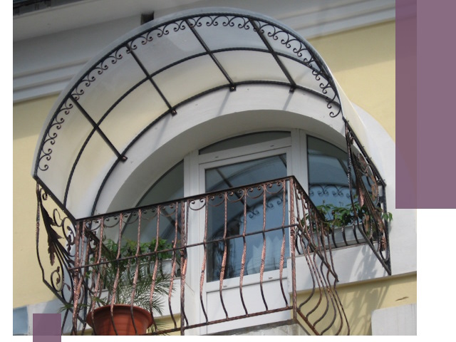 Козырьки над балконом в Омске — изготовление и монтаж