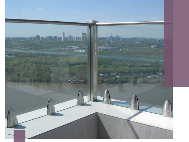 Стеклянные парапеты премиум класса в Омске для домов и бизнесов