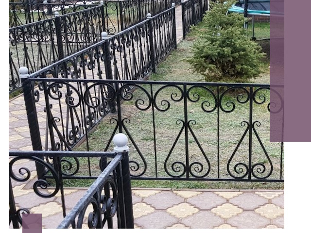 Кованые газонные ограждения под ключ в Омске